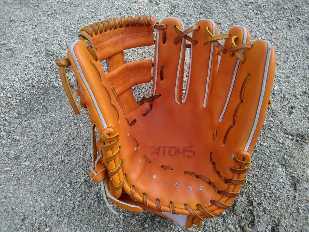 ATOMS】寺田レザーの質感と捕球面がキレイな男前グローブの